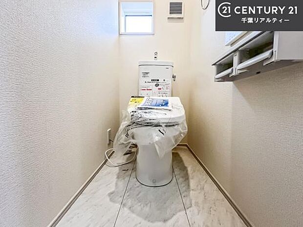 清潔感のある色味のお手洗いです！さわやかでスッキリする空間です！白を基調としているので、お手入れがしやすいトイレです！