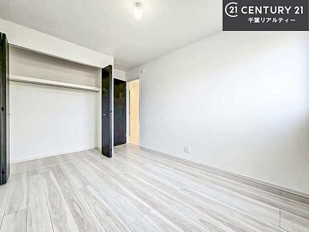 明るい室内は、風通しも良く、明るく大変居心地の良い空間となっております。リラックスして過ごせる心地の良いお部屋です!