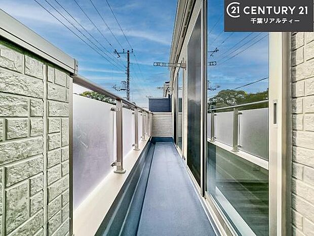 広々としたバルコニーで一日の始まりをスタート!お洗濯ものをたっぷり気持ちよく干せます!