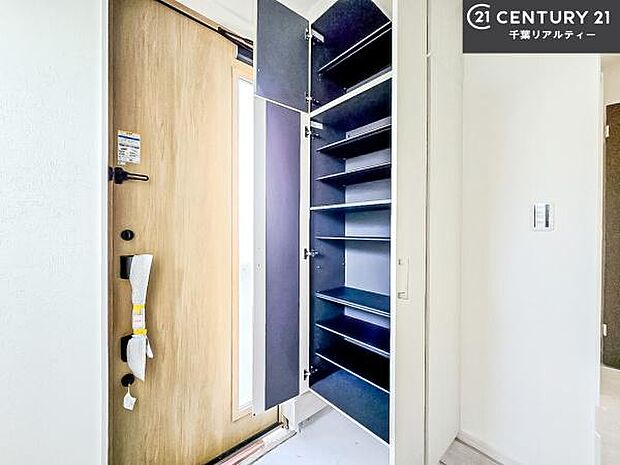 シューズボックス付きなので、玄関が片付きお掃除がしやすいです!スッキリした玄関で戸を開けた瞬間、清潔感のある心地いい空間が出迎えてくれます。