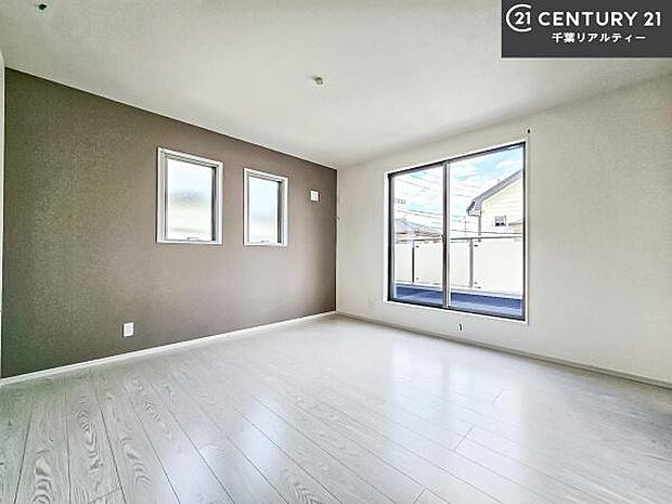 バルコニーに面している洋室です。明るく温もりがあり、換気もしっかりできます!朝起きて、外に出て背伸びをしつつ深呼吸をし良い朝を迎え入れることができます。