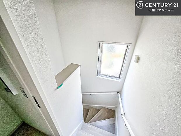 階段は明るく足元がしっかりと見えて安心!お子様やご年配の方も安心してご利用頂けますね。