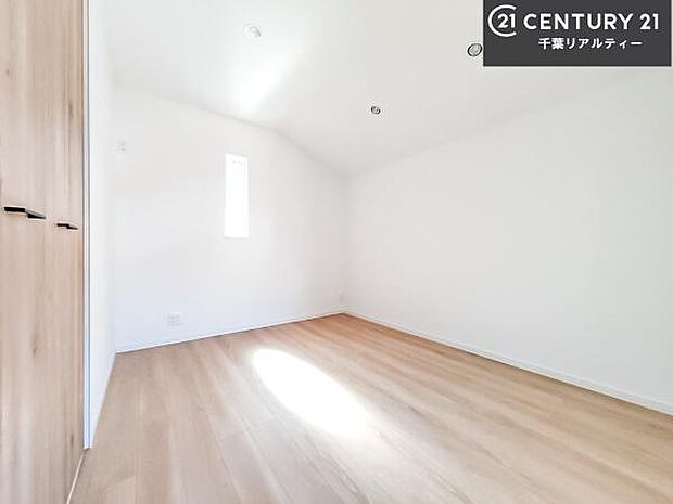 優しい光が差し込む洋室は、朝の目覚めも気持ちが良さそうですね。おうち時間もゆったりと過ごすことができます。優しい色合いのフローリングがどんな家具にもマッチします!