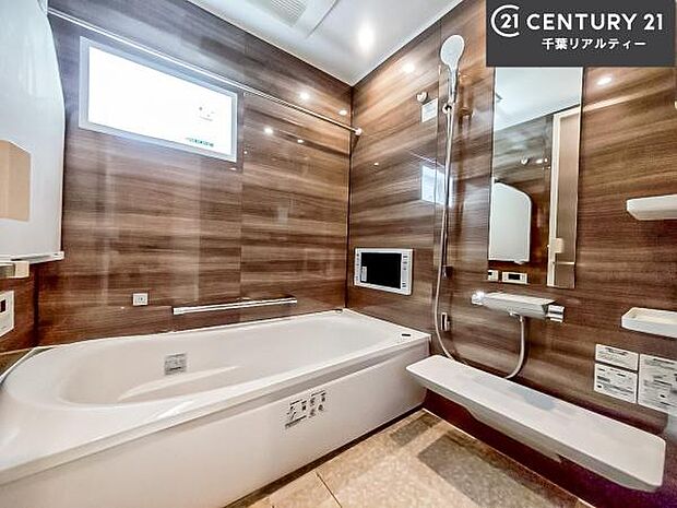 落ち着きある大人の雰囲気のバスルームは、味が出ていてバスタイムが充実!お仕事頑張っているご褒美にお好みの匂いの入浴剤を入れて、楽しんでみてはいかがでしょうか?