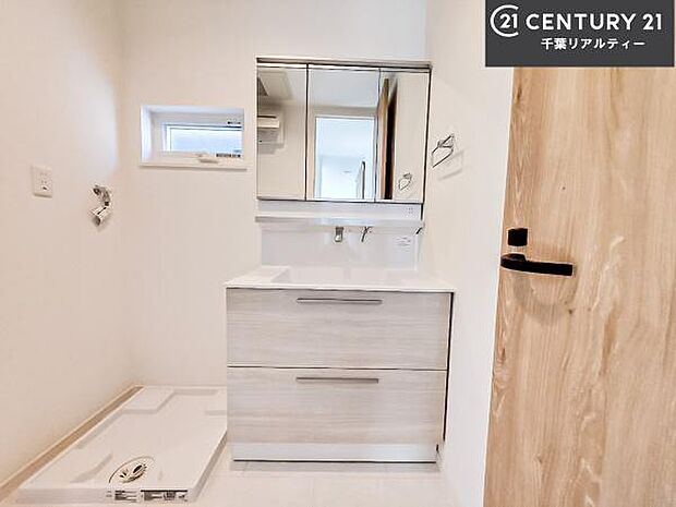 小窓付きの明るい洗面室です!湿気もすぐに入れ替えができて清潔に保つことができます!自然光が差し込むのでお化粧の仕上がりも良くなりますね!