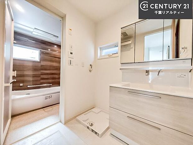 三面鏡仕様の洗面所は、身だしなみがしやすい造り!裏は収納になっています。ドライヤーやお化粧道具を片付けられるので洗面台周りをスッキリと見せることが出来ます!