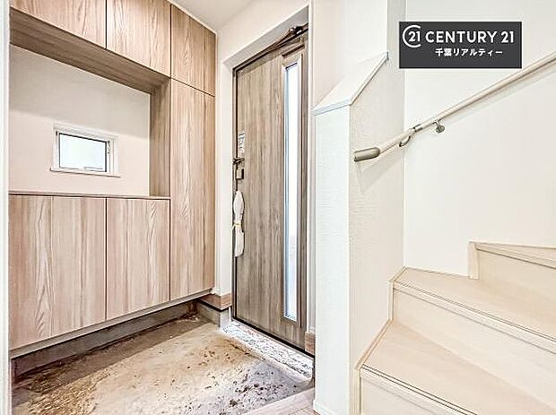 シューズボックス付きなので、玄関が片付きお掃除がしやすいです!スッキリした玄関で戸を開けた瞬間、清潔感のある心地いい空間が出迎えてくれます。