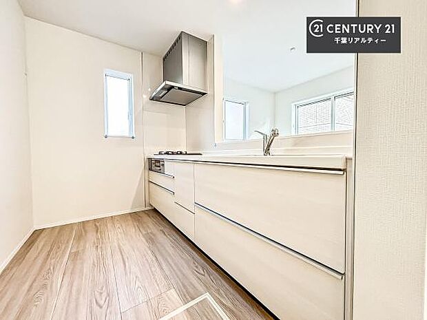 ゆとりある調理スペースで作業がしやすい快適なキッチンです!お子様と一緒にお菓子造りも楽しめる広々スペースです。楽しい調理時間になりそうですね!