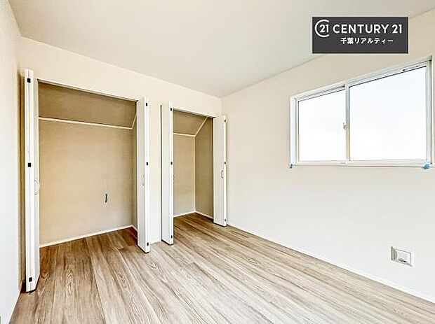 収納スペースを完備しており、衣類やおもちゃ、学用品などをすっきり整理できます。お部屋を広く使えるため、快適で整った住空間を実現します。