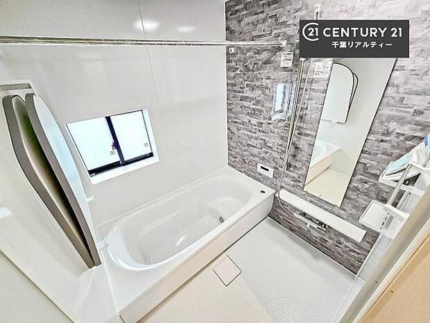 落ち着きある大人の雰囲気のバスルームは、味が出ていてバスタイムが充実!お仕事頑張っているご褒美にお好みの匂いの入浴剤を入れて、楽しんでみてはいかがでしょうか?