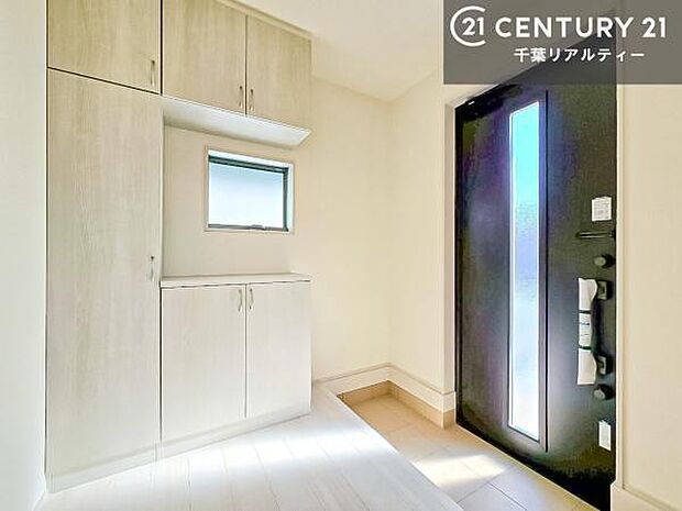 シューズボックス付きなので、玄関が片付きお掃除がしやすいです!スッキリした玄関で戸を開けた瞬間、清潔感のある心地いい空間が出迎えてくれます。