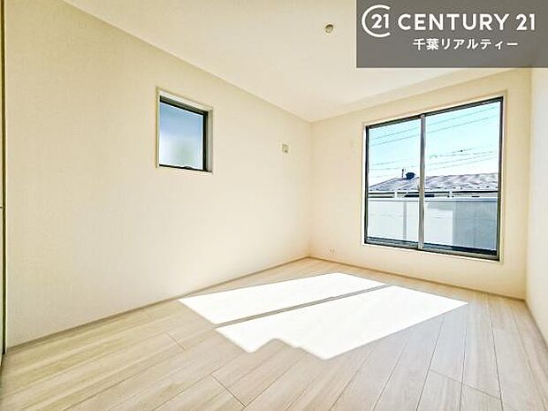 バルコニーに面している洋室です。明るく温もりがあり、換気もしっかりできます!朝起きて、外に出て背伸びをしつつ深呼吸をし良い朝を迎え入れることが出来そうですね!