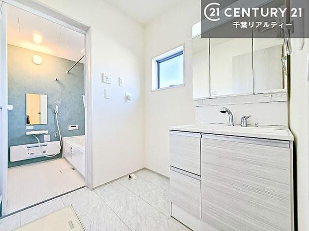 三面鏡仕様の洗面所は、身だしなみがしやすい造り!裏は収納になっています。ドライヤーやお化粧道具を片付けられるので洗面台周りをスッキリと見せることが出来ます!