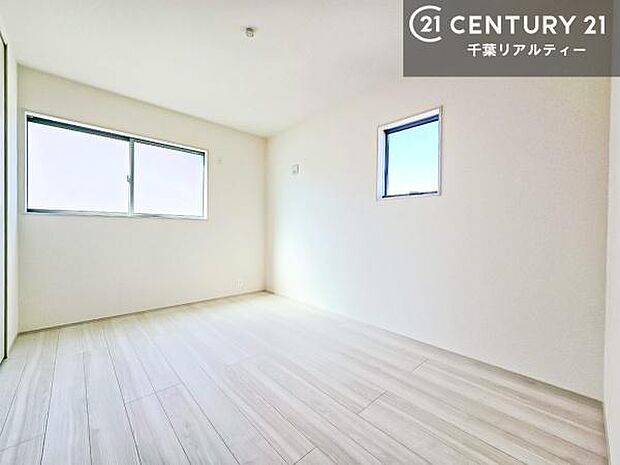 2面採光を確保した明るい室内は、風通しも良く、明るく大変居心地の良い空間となっております。リラックスして過ごせる心地の良いお部屋です!朝の目覚めがスッキリしますね!