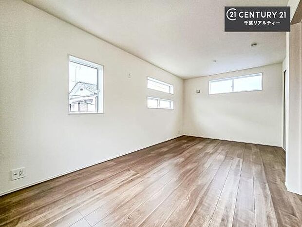 2面採光を確保した明るい室内は、風通しも良く、明るく大変居心地の良い空間となっております。リラックスして過ごせる心地の良いお部屋です!朝の目覚めがスッキリしますね!