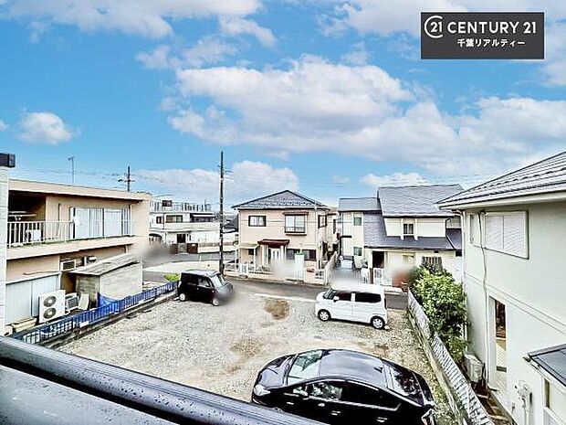 落ち着きある住宅街です!周囲には高い建物がなく、空が広く開放感があり、陽当たりを大きく遮られることもありません!気持ちの良い風が通り抜ける街並みです!