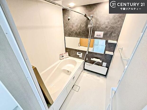 落ち着きある大人の雰囲気のバスルームは、味が出ていてバスタイムが充実!お仕事頑張っているご褒美にお好みの匂いの入浴剤を入れて、楽しんでみてはいかがでしょうか?