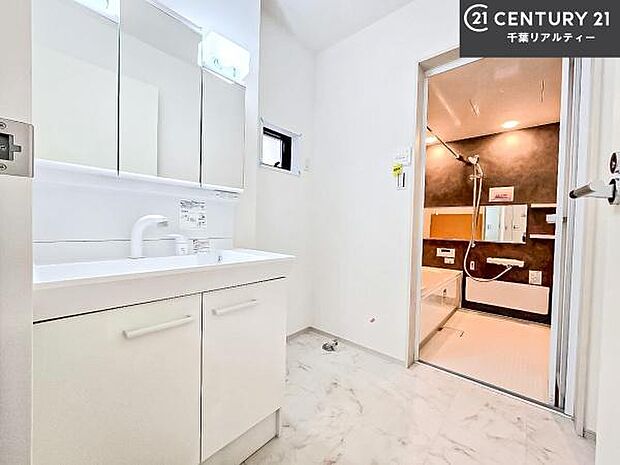 三面鏡仕様の洗面所は、身だしなみがしやすい造り!裏は収納になっています。ドライヤーやお化粧道具を片付けられるので洗面台周りをスッキリと見せることが出来ます!