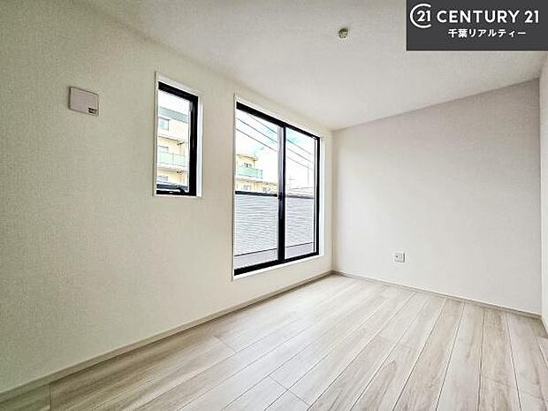 バルコニーに面したお部屋なので明るく開放的です!