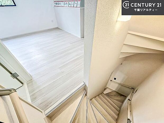 階段は明るく手摺りもついています!お子様やご年配の方も安心してご利用頂けますね!