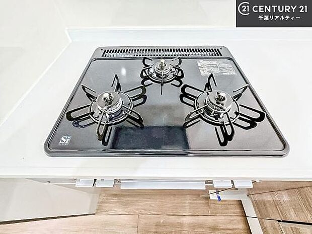 コンロは三口あるのでお料理の同時進行ができます。もちろんグリル付きです。調理スペースも広々している為作業がしやすい!使い勝手が良いシステムキッチンです!