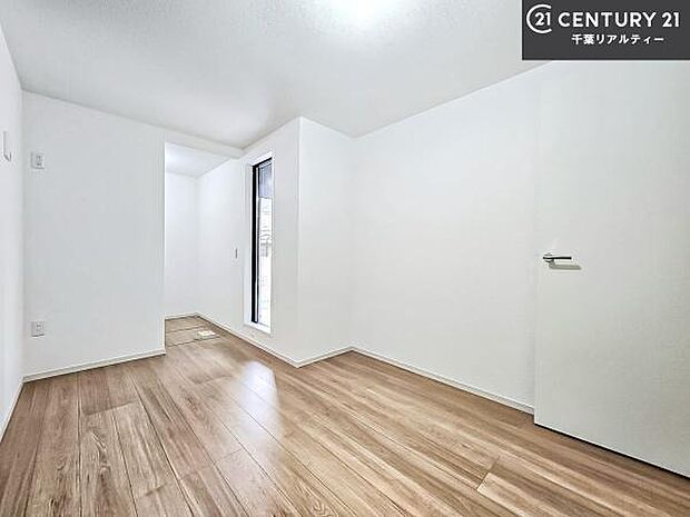 収納スペースがついています!居室をスッキリ整頓する事ができますね。家具を選ばないシンプルなデザインの為、家具を選ばずお気に入りの空間作りができそうですね。