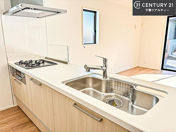 ワイドなシンクですね!水が跳ねにくく洗物がしやすい家事が楽々仕様のシステムキッチンです!デザイン性と機能性を兼ねたキッチンで清潔感がありますね!