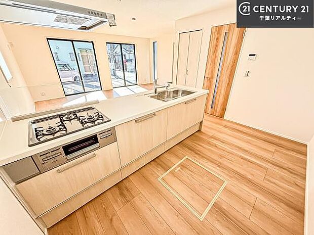 大人気の対面式システムキッチンを採用しています!ご家族のコミュニケーションが自然と増える設計です。お子様にも目が届くので嬉しいですね。広々使えて快適に作業が進みます。