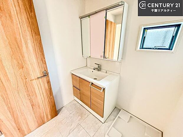 小窓のついた洗面所は、光と風が入りやすく、いつでも快適にお使いいただけます。三面鏡で使い勝手が良く、鏡裏収納も備えておりますので、日用品やスキンケア用品もすっきり整理できます。