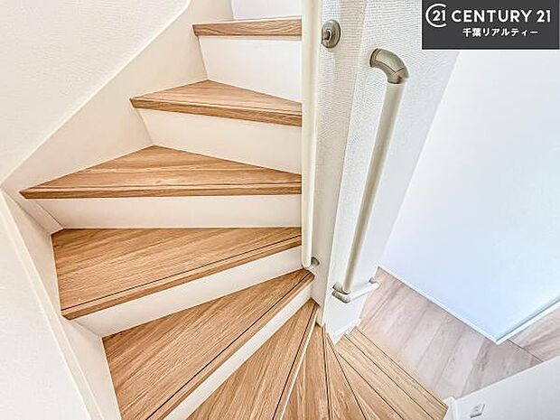 階段は明るく手摺りもついています。お子様やご年配の方も安心してご利用頂けますね。