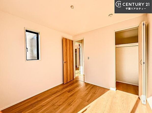 収納スペースが充実!居室をスッキリ整頓する事ができますね。家具を選ばないシンプルなデザインの為、家具を選ばずお気に入りの空間作りができそうですね。