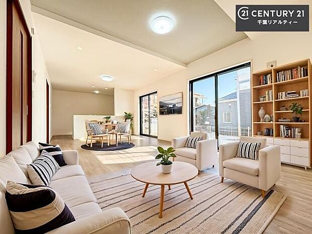 家具はCGパースです。開放感のある広々LDK!ソファーやダイニングテーブルを置いても窮屈にならないので快適に過ごせます!コミュニケーションが取りやすいリビングです!