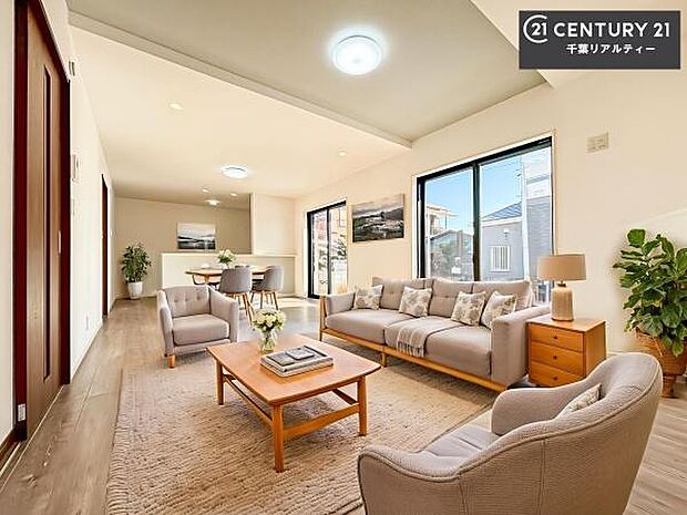 家具はCGパースです。開放感のある広々LDK!ソファーやダイニングテーブルを置いても窮屈にならないので快適に過ごせます!コミュニケーションが取りやすいリビングです!