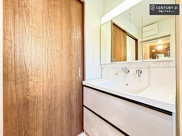 三面鏡仕様の洗面所は、身だしなみがしやすい造り!裏は収納になっています。ドライヤーやお化粧道具を片付けられるので洗面台周りをスッキリと見せることが出来ます!