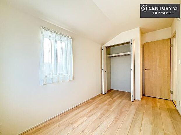 収納スペースがついています!居室をスッキリ整頓する事ができますね。家具を選ばないシンプルなデザインの為、家具を選ばずお気に入りの空間作りができそうですね。