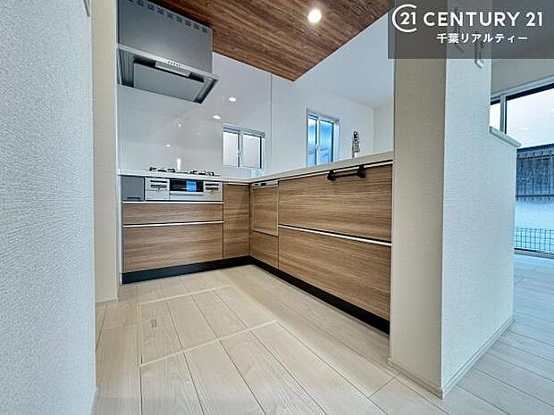 毎日の家事がもっと快適に。調理・配膳・片付けまでをスムーズにこなせるL字型キッチンを採用。シンクとコンロが90度の角度で配置され、体をくるりと回すだけで調理動線が完結。