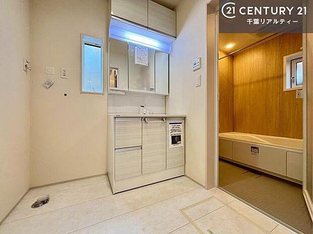 三面鏡仕様の洗面所は、身だしなみがしやすい造り!裏は収納になっています。ドライヤーやお化粧道具を片付けられるので洗面台周りをスッキリと見せることが出来ます!