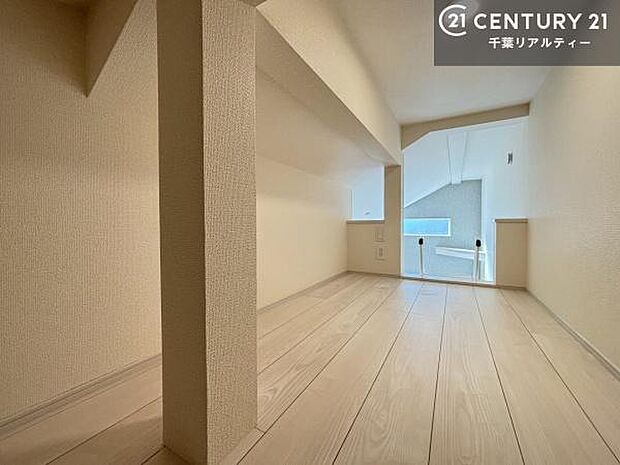 天井を高くとった空間にロフトを設けることで、開放感と実用性を両立。収納はもちろん、お子様の遊び場や趣味のスペースとしても多彩に活用できる便利な空間です。