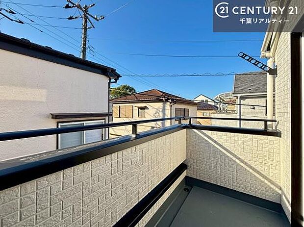 晴れた日には青い空を見渡せる開放的な時間を楽しめます。気持ちの良い風が通り抜ける街並みです!