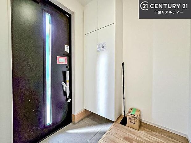 シューズボックス付きなので、玄関が片付きお掃除がしやすいです!スッキリした玄関で戸を開けた瞬間、清潔感のある心地いい空間が出迎えてくれます。