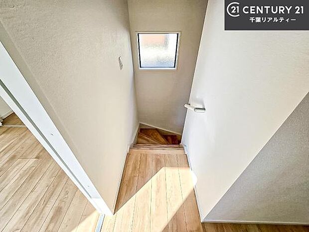 階段は明るく手摺りもついています!お子様やご年配の方も安心してご利用頂けますね!