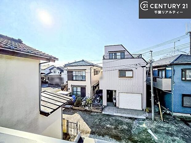 落ち着きある住宅街です!周囲には高い建物がなく、空が広く開放感があり、陽当たりを大きく遮られることもありません!気持ちの良い風が通り抜ける街並みです!