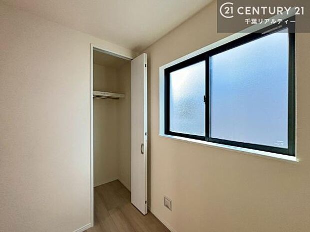 収納スペースを完備しており、衣類やおもちゃ、学用品などをすっきり整理できます。お部屋を広く使えるため、快適で整った住空間を実現します。