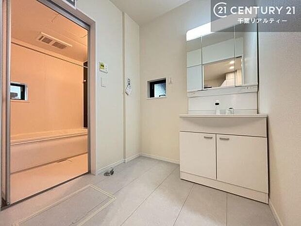 小窓付きの明るい洗面室です!湿気もすぐに入れ替えができて清潔に保つことができます!自然光が差し込むのでお化粧の仕上がりも良くなりますね!