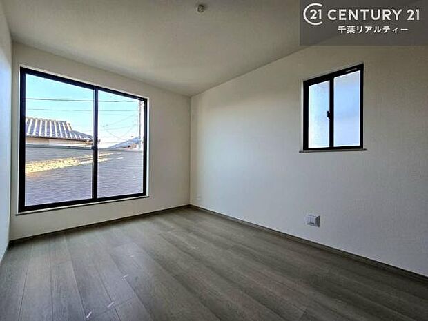 バルコニーに面している洋室です。明るく温もりがあり、換気もしっかりできます!朝起きて、外に出て背伸びをしつつ深呼吸をし良い朝を迎え入れることができます。