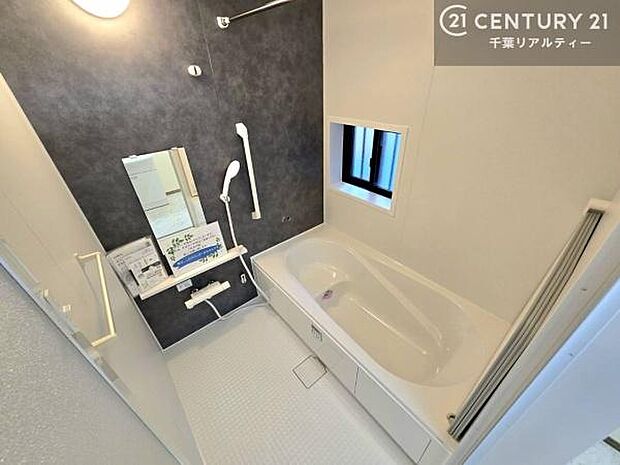 落ち着きある大人の雰囲気のバスルームは、味が出ていてバスタイムが充実!お仕事頑張っているご褒美にお好みの匂いの入浴剤を入れて、楽しんでみてはいかがでしょうか?