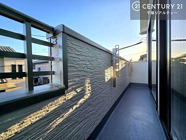 2部屋から出入りできるバルコニーは、洗濯物を干すのに便利なだけでなく、家族の行き来もスムーズな使い勝手の良い空間です。