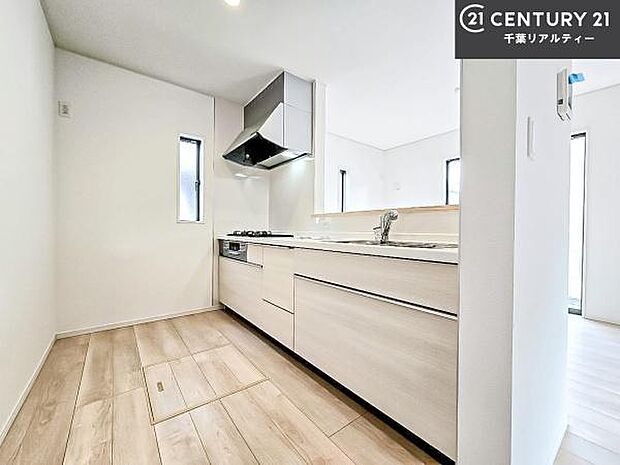 大人気の対面式システムキッチンを採用しています!ご家族のコミュニケーションが自然と増える設計です。お子様にも目が届くので嬉しいですね!広々使えて快適に作業が進みます。