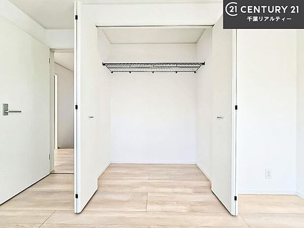 各居室収納付き!急なお客様が来客しても散らかったお部屋をサッと片付けられます!お部屋のスペースが生まれゆとりあるお部屋を演出することが出来ます!