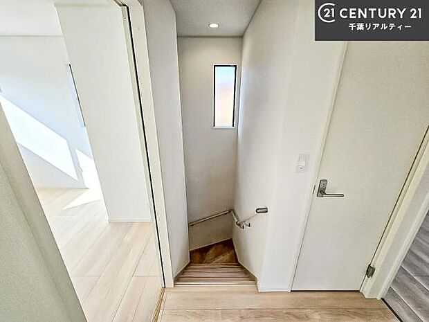 階段は明るく手摺りもついています。お子様やご年配の方も安心してご利用頂けますね。